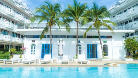 Outdoor pool, sun loungers