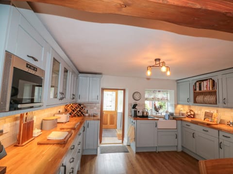 Dishwasher, cookware/dishes/utensils