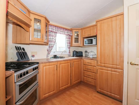 Cottage | Private kitchen | Fridge, electric kettle, cookware/dishes/utensils