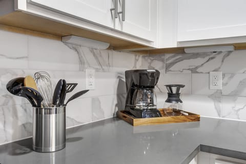 Full-size fridge, microwave, oven, stovetop