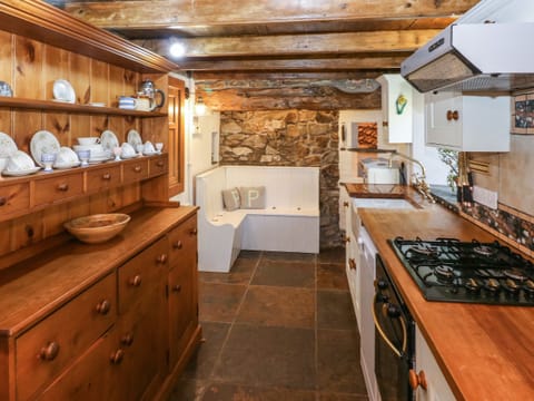 Cottage | Private kitchen | Fridge, dishwasher, electric kettle, toaster