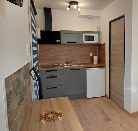 Comfort Studio Suite, Hot Tub, Garden Area | Private kitchen | Shared fridge, microwave, coffee/tea maker, electric kettle