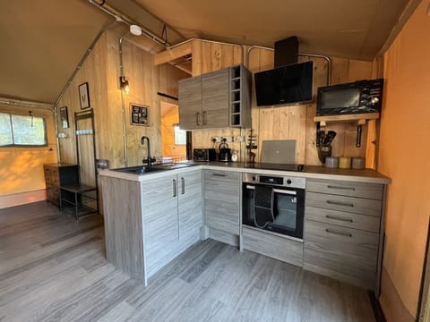 Premium Tent, Private Bathroom, Garden View | Shared kitchen | Electric kettle, toaster, cookware/dishes/utensils