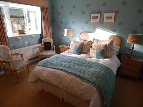 Double Room, Ensuite, Garden View | Iron/ironing board, free WiFi, bed sheets