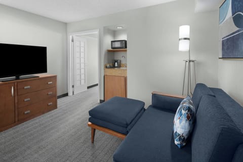 Executive Suite, 1 Bedroom | Living room | 32-inch flat-screen TV with cable channels, TV