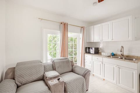 Room, 1 Bedroom, City View | Living area