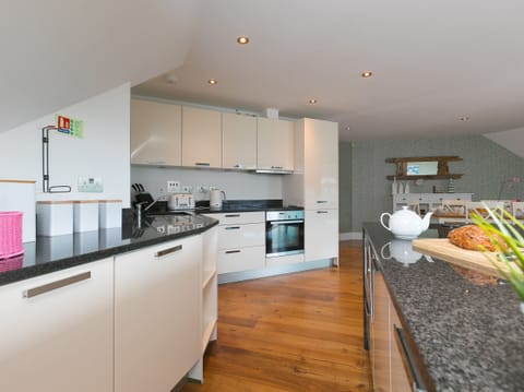 Cottage | Private kitchen | Fridge, dishwasher, electric kettle, toaster