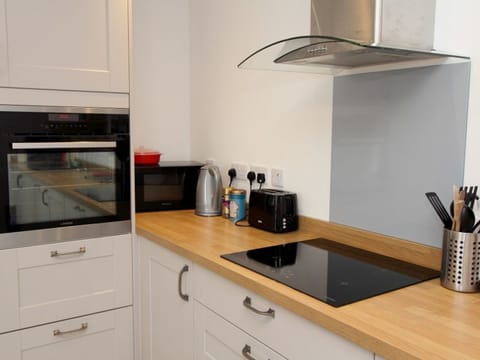 Fridge, dishwasher, cookware/dishes/utensils