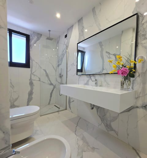 Luxury Suite | Bathroom | Shower, rainfall showerhead, designer toiletries, bathrobes