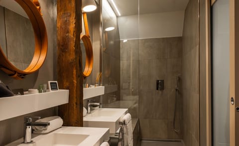 Room (Chambre Cuir) | Bathroom | Hair dryer, towels