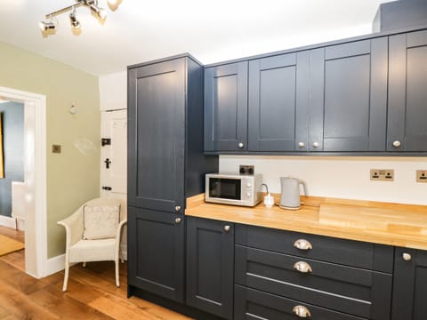 Fridge, dishwasher, electric kettle, cookware/dishes/utensils