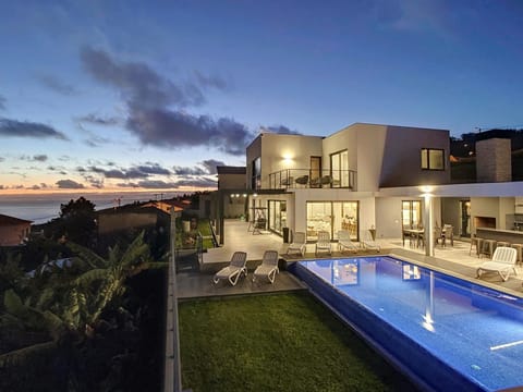 House | 4 bedrooms, iron/ironing board, WiFi