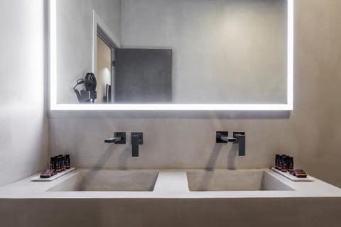 Deluxe Quadruple room, exterior | Bathroom | Shower, rainfall showerhead, hair dryer, towels