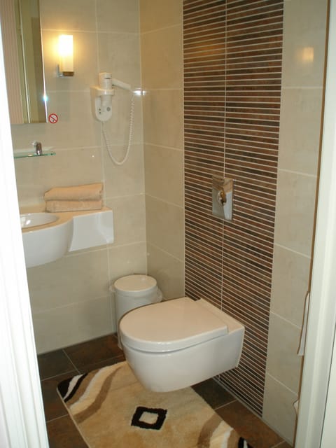 Standard Double Room, 2 Twin Beds | Bathroom | Combined shower/tub, free toiletries, hair dryer, towels