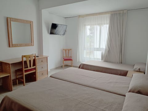 Triple Room | In-room safe, desk, free WiFi, bed sheets