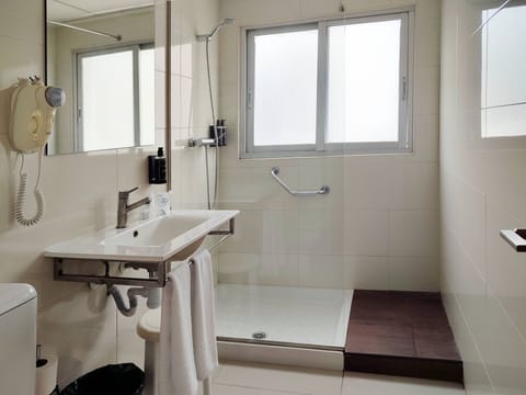 Grand Double Room | Bathroom | Hair dryer, towels