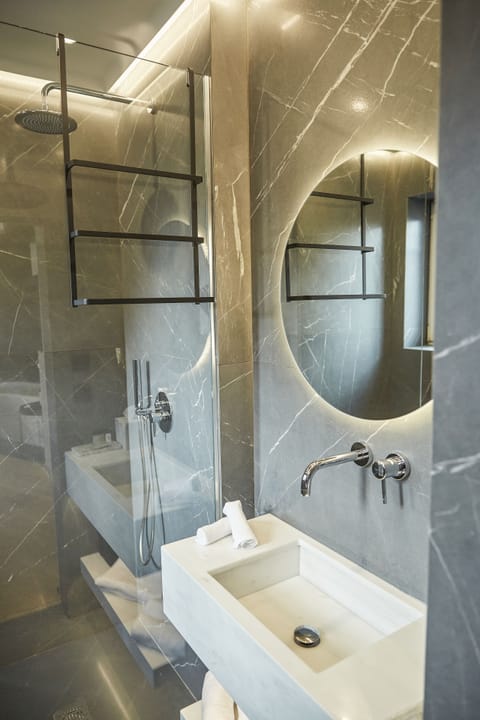 Comfort Room, 1 Queen Bed, Non Smoking, City View | Bathroom | Free toiletries, hair dryer, bathrobes, slippers