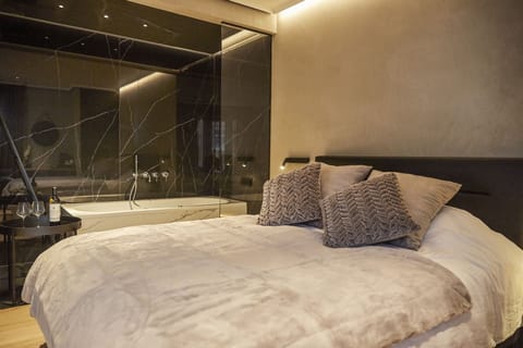 Comfort Room, 1 Queen Bed, Non Smoking, City View | Premium bedding, Select Comfort beds, in-room safe, blackout drapes