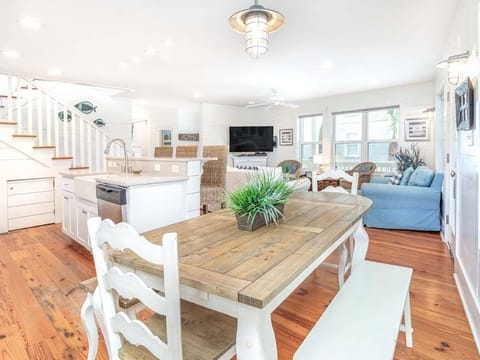 House, Multiple Beds, Pool Access, Pool View | Dining