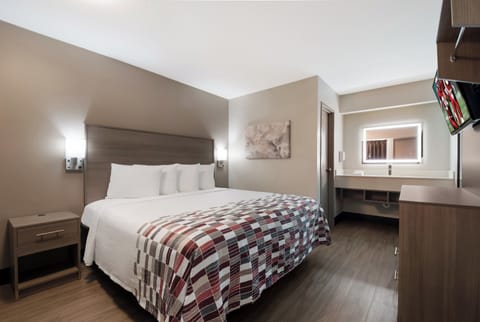 Standard Room, 1 King Bed, Non Smoking | Desk, blackout drapes, free WiFi, bed sheets