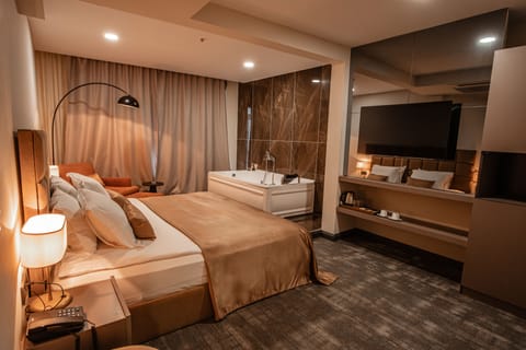 Deluxe Room, 1 King Bed, Jetted Tub, Sea View | Premium bedding, Select Comfort beds, in-room safe, laptop workspace
