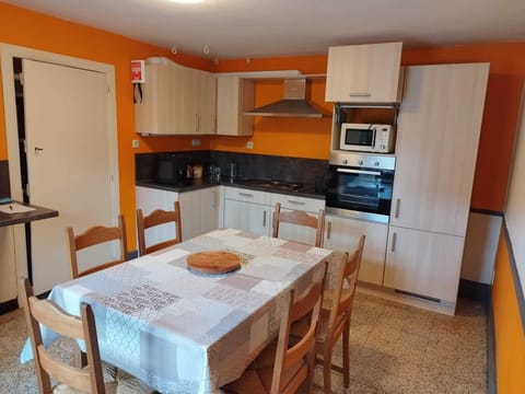 House, 3 Bedrooms, Smoking, Fireplace | Interior