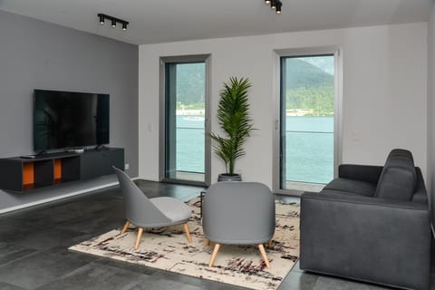 Apartment, 2 Bedrooms, Accessible, Smoking | Living room