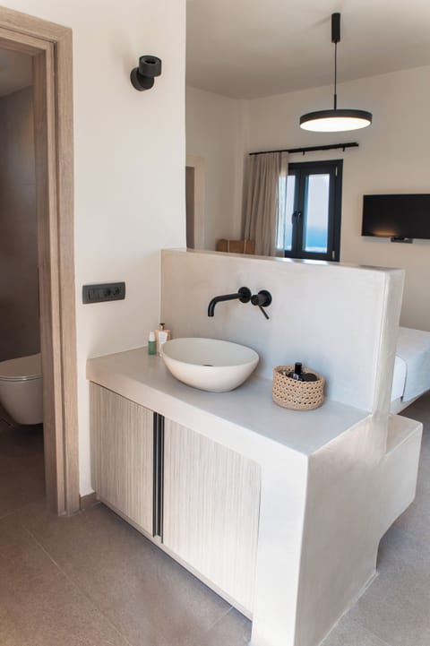 Deluxe Suite with Outdoor Hot Tub and Panoramic Sea view | Soundproofing, free WiFi, bed sheets