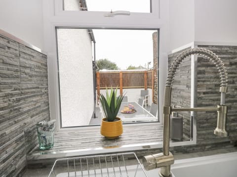 Cottage | Private kitchen | Fridge, dishwasher, electric kettle, toaster