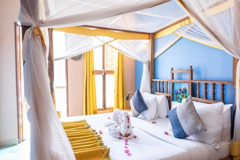 Basic Double Room | In-room safe, desk, bed sheets