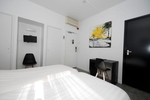 Deluxe Double Room, 2 Twin Beds | Desk, iron/ironing board, free WiFi