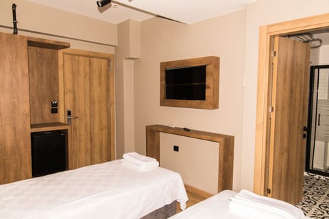 Comfort Twin Room | Minibar, WiFi (free), bed sheets