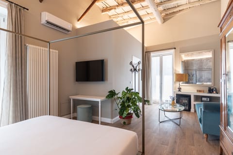Luxury Studio Suite, 1 Bedroom | Premium bedding, down comforters, pillowtop beds, minibar