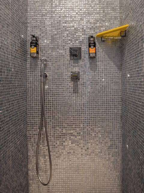 Junior Suite | Bathroom | Shower, hair dryer, towels, shampoo