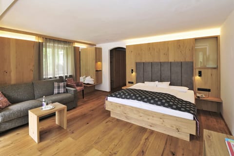 Suite | Hypo-allergenic bedding, down comforters, in-room safe, desk