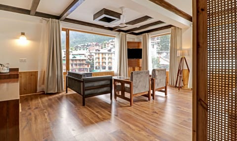 Premium Room | Desk, iron/ironing board, bed sheets