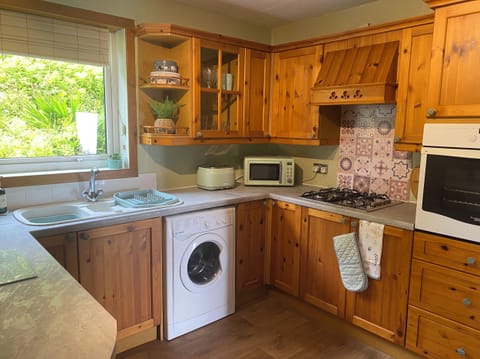 Cottage | Private kitchen | Cookware/dishes/utensils