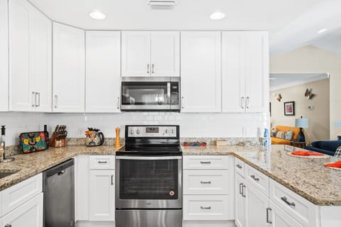 Standard House | Private kitchen | Full-size fridge, microwave, oven, stovetop