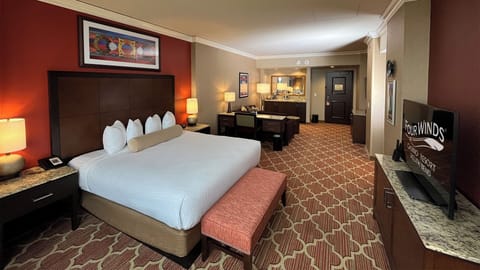 Junior Room, 1 King Bed | Desk, free WiFi, bed sheets