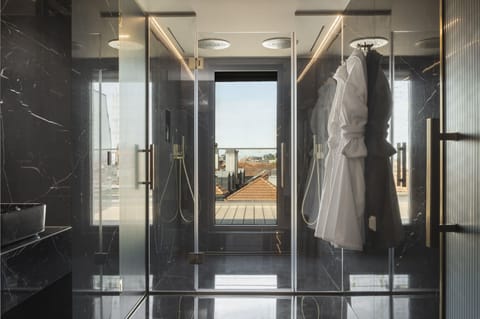 Junior Suite | Bathroom | Shower, rainfall showerhead, free toiletries, hair dryer