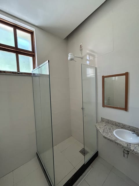 Quarto Standard Triplo | Bathroom | Shower, rainfall showerhead, towels, soap