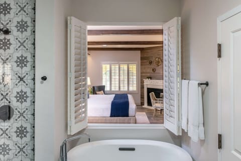 Premium bedding, in-room safe, desk, laptop workspace