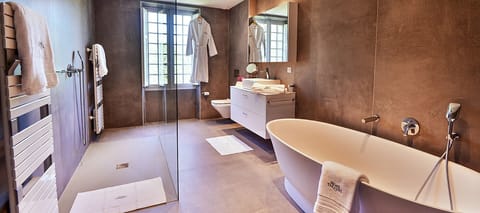 Presidential Suite | Bathroom | Shower, rainfall showerhead, designer toiletries, hair dryer