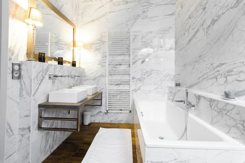 Suite Blue | Bathroom | Soap, shampoo, toilet paper