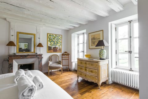 Chambre Jaune | Individually decorated, individually furnished, laptop workspace