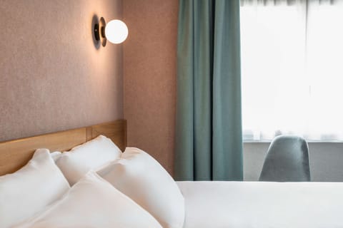 Standard Room, 1 King Bed, Non Smoking | Premium bedding, desk, blackout drapes, soundproofing