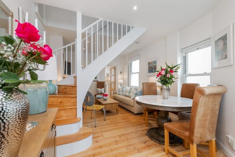 Luxury Cottage, Private Bathroom, City View ( The Nestle House) | Restaurant