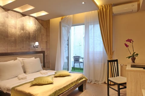 Double Room, Terrace | Minibar, in-room safe, desk, blackout drapes