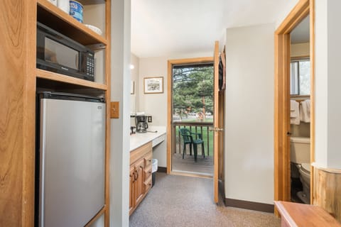 Executive Room | Bathroom | Shower, free toiletries, hair dryer, towels