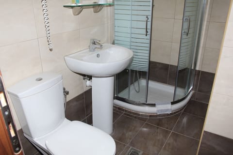 Standard Double or Twin Room | Bathroom | Hair dryer